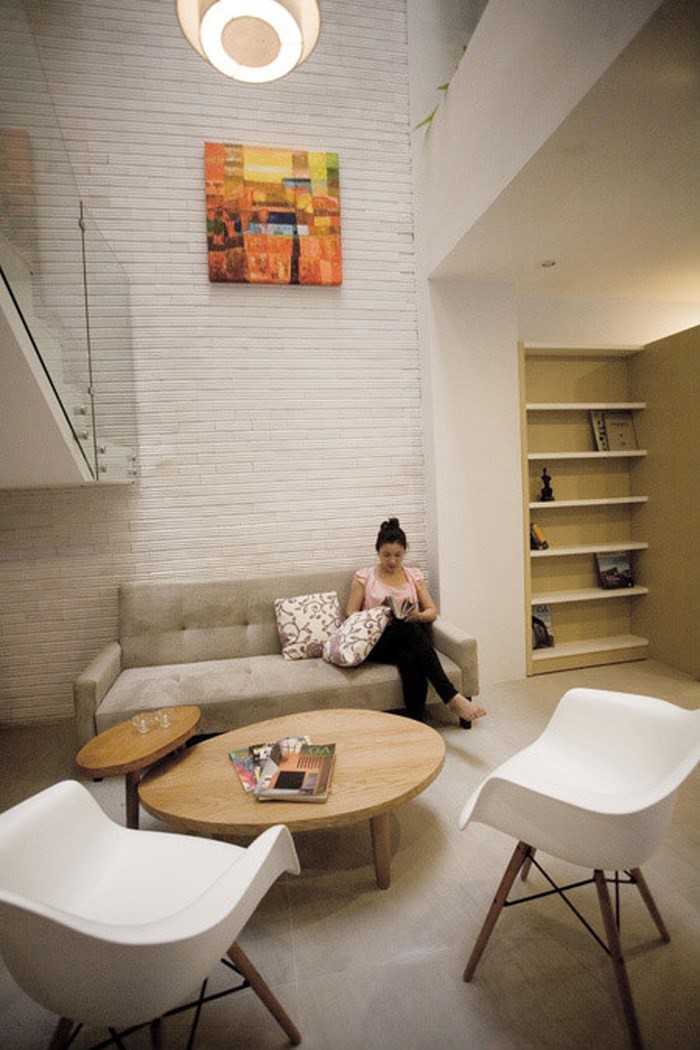 Phòng khách nhỏ gọn nên bố trí đồ đạc đơn giản với gam màu trung tính nhẹ nhàng