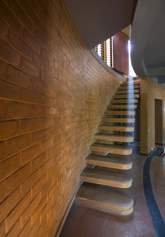 Cầu thang cũng được làm từ loại gạch bùn CSEB