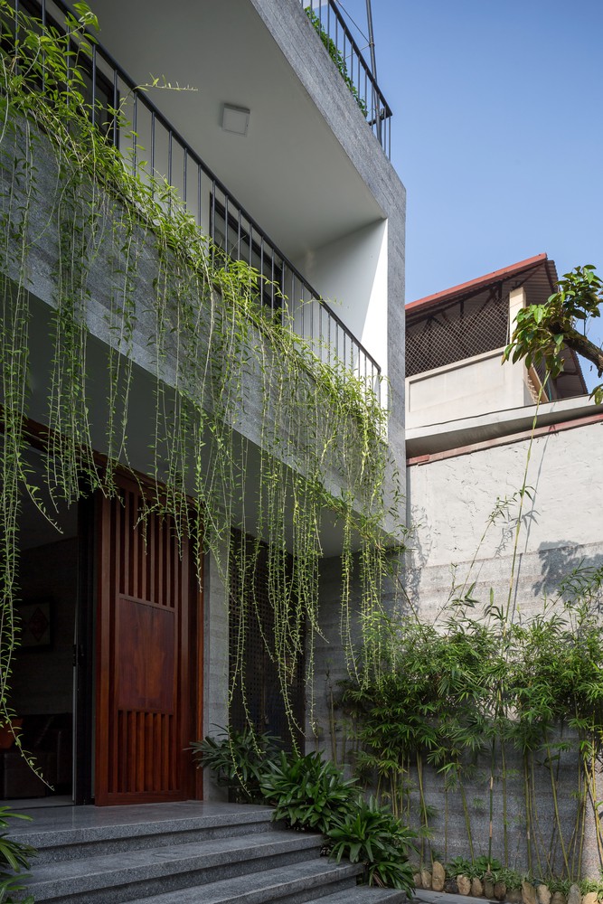 Sự kết hợp không gian xanh với vật liệu tự nhiên địa phương giúp cho  ​ngôi nhà trở nên đặc biệt hơn