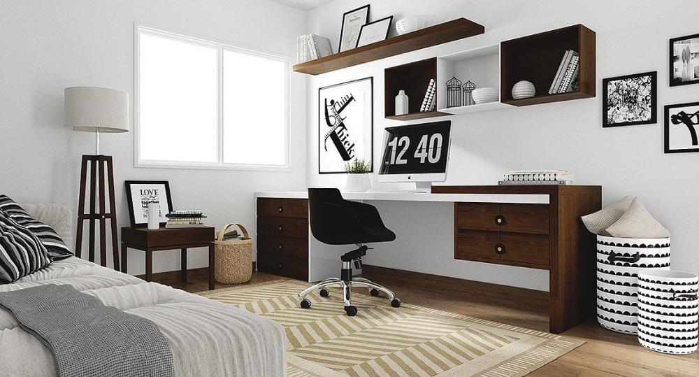 Phòng làm việc đặt ngay trong phòng ngủ nên vừa sang trọng lại vừa đơn giản,  điểm nhấn màu trắng mang lại sự sắc sảo, trong khi màu nâu gỗ kéo  ​không gian về với phong cách cổ điển.