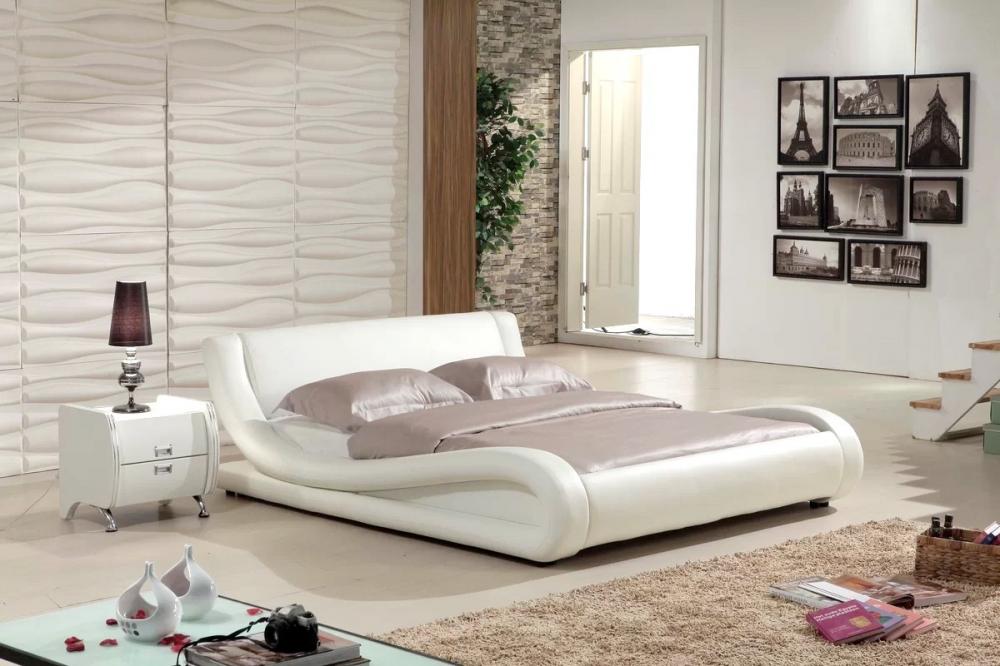 ​Một thiết kế giường viền cong có thể gập lại dành cho 2 người và được bọc bằng da nhân tạo