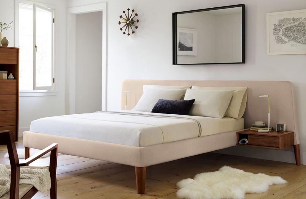 Một chiếc giường bằng gỗ đẹp mắt sử dụng tông màu nude kén chọn với cách kết hợp thông minh từ thảm và gối sẽ giúp cô nàng đỏng đảnh có giấc ngủ ngon