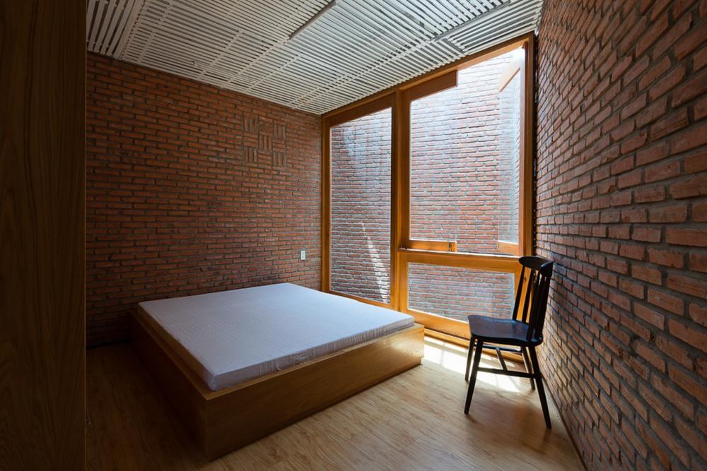 ​Phòng ngủ có lớp trần bằng gỗ có tác dụng chống nóng