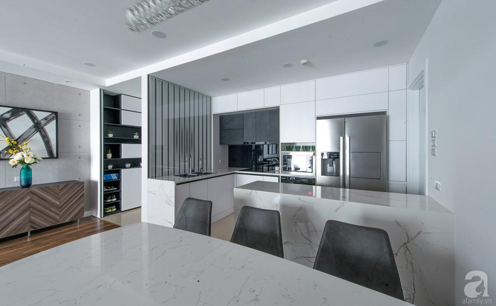 Không gian nấu nướng đẹp tinh tế với gam màu trắng làm màu nền,  ​chọn màu đen làm màu nhấn