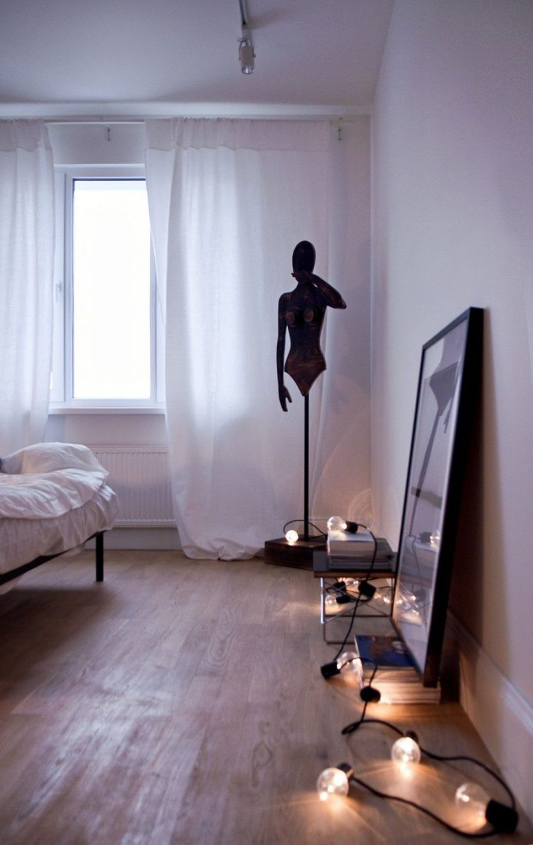 Không gian phòng ngủ trở nên nổi bật nhờ những món nội thất nhỏ xinh ​ với tông màu đen đối lập