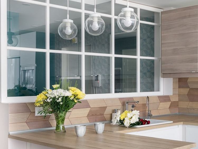 Sự kết hợp của nội thất hiện đại, tông màu trung tính của gỗ mang  ​đến căn hộ sang trọng và ấm áp