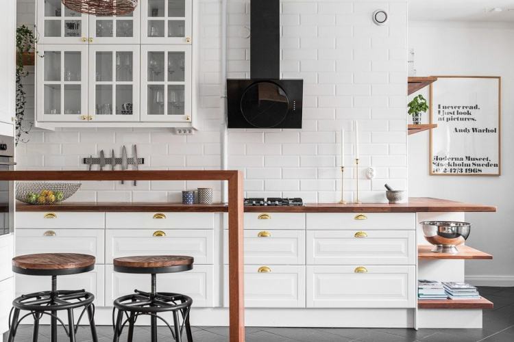 Vẫn là sự kết hợp giữa gam màu trắng chủ đạo và chất liệu gỗ như phòng khách, ​ căn bếp này trở nên vô cùng thoáng đãng