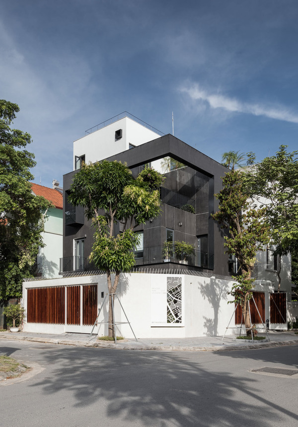 Ngôi nhà 4 tầng thiết kế như khối rubic đen trắng giữa Hà Nội