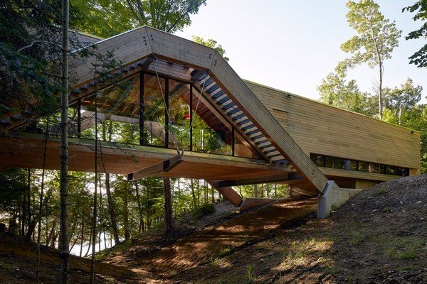 Ngỡ ngàng ngôi nhà gỗ được thiết kế như một chiếc cầu