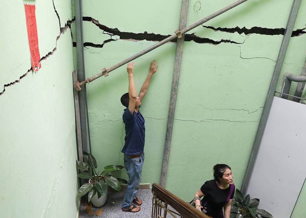Hà Nội: Nhà dân cạnh công trình xây dựng bị lún nứt nghiêm trọng