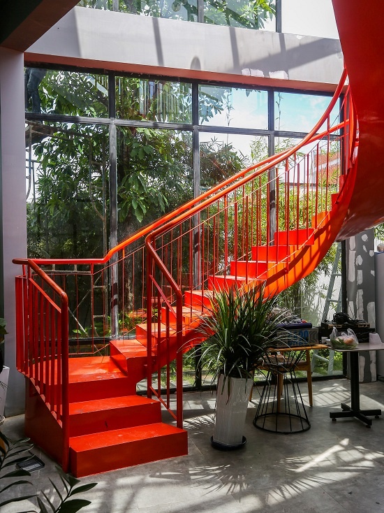 cầu thang xoắn ốc màu đỏ cam