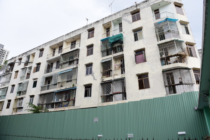 Hình ảnh tòa chung cư nghiêng cần phá dỡ gấp trên đất vàng Sài Gòn
