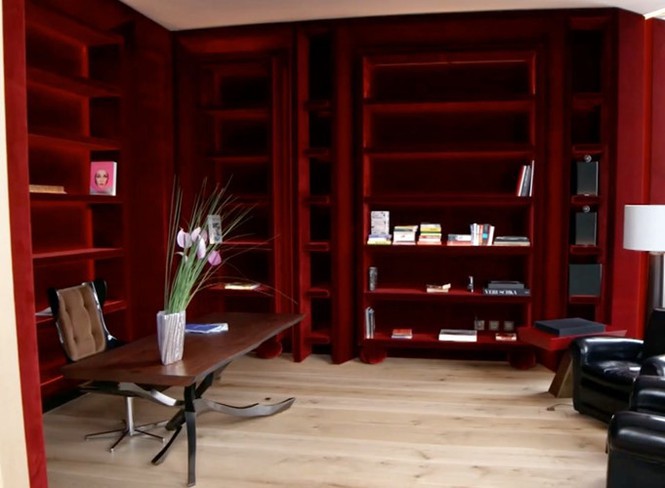 thư viện với nội thất nhung màu đỏ