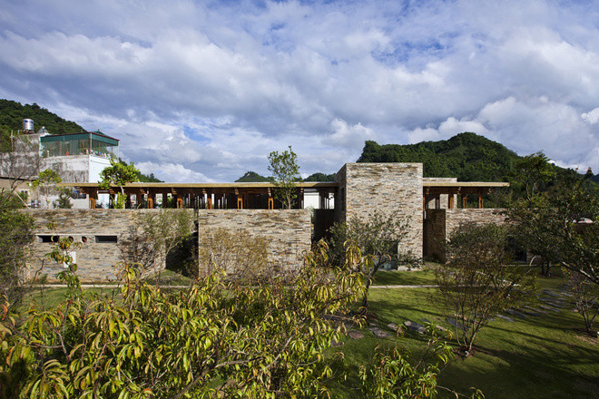 Kiến trúc độc đáo của nhà hàng đá giữa vườn hoa đào
