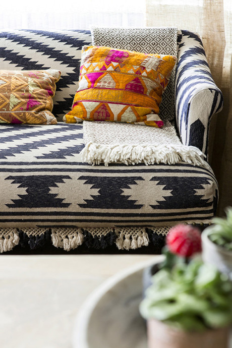 Chiếc ghế sofa nhỏ làm từ thảm kilim cổ điển và bộ gối làm từ vải truyền thống của Ấn Độ