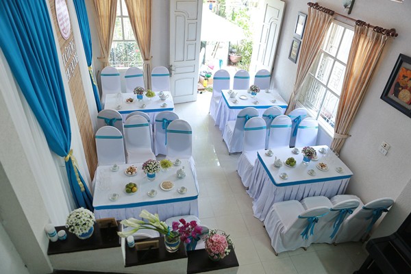 mở rộng cả cửa chính, cửa sổ để nhìn ra khu vườn thanh tĩnh, đón ánh nắng vào phòng mở rộng cả cửa chính, cửa sổ để đón ánh nắng vào phòng