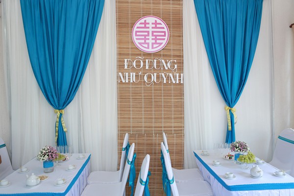 Phông cưới là tấm lụa treo rủ trên tường bên phông cưới treo rủ trên tường bên