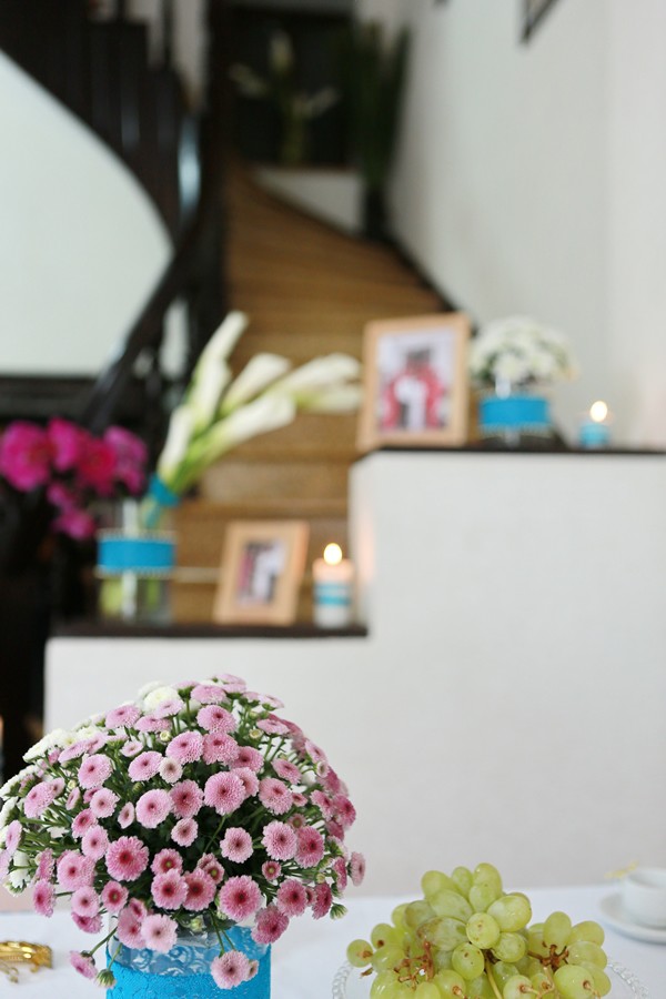 Mỗi bàn có đặt một bình hoa cúc màu hồng - trắng xen kẽ trên bàn có đặt một bình hoa cúc màu hồng - trắng xen kẽ