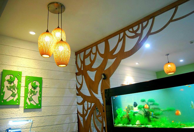 Hồ cá thủy sinh ngăn giữa phòng khách và khu vực ăn uống trở thành vách ngăn tự nhiên và thu hút Hồ cá thủy sinh ngăn giữa phòng khách và khu vực ăn uống