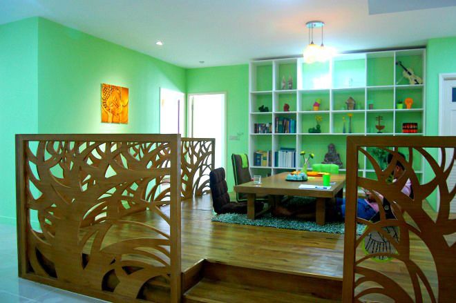 Sàn nhà được nâng cao và ốp gỗ kết hợp với vách ngăn được trang trí cách điệu bắt mắt Sàn nhà được nâng cao và ốp gỗ
