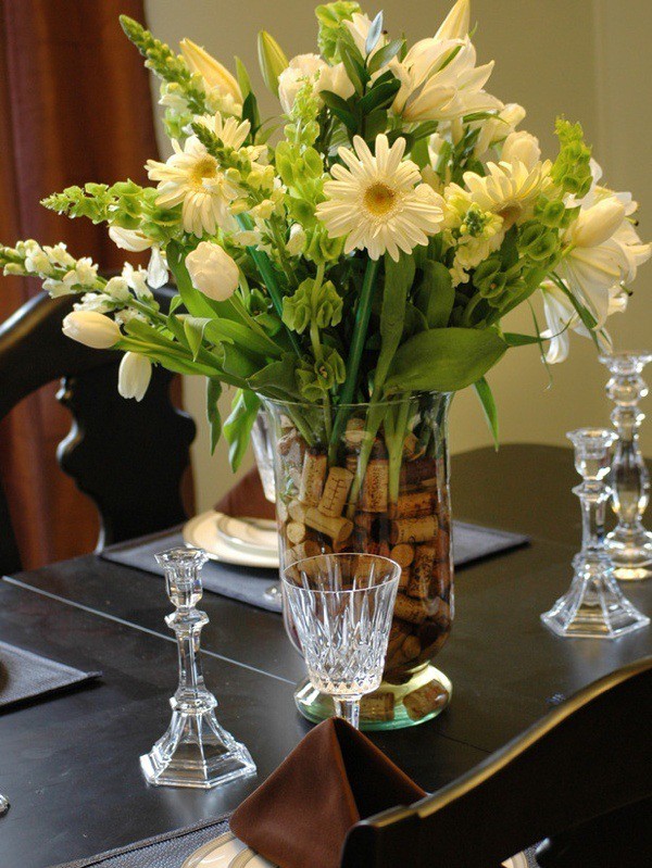 trang trí bàn ăn bằng bình hoa màu xanh - trắng nhẹ nhàng