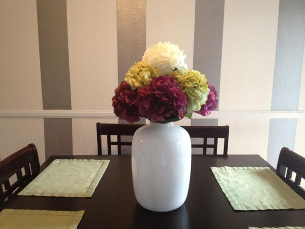 trang trí bàn ăn bằng bình hoa nhiều màu sắc ấn tượng