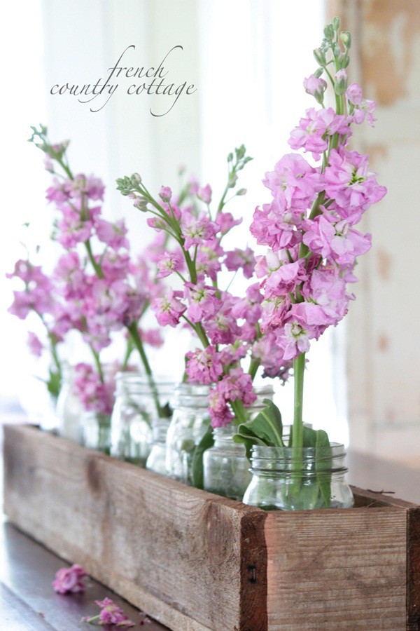 trang trí bàn ăn bằng khay hoa tím