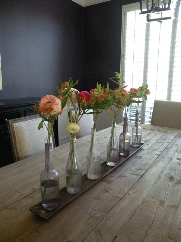 trang trí bàn ăn bằng những lọ hoa nhỏ xinh