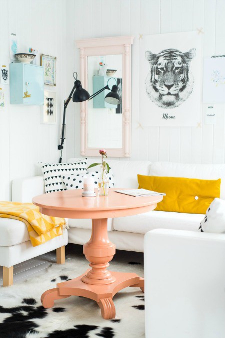 Màu pastel được trang trí tinh tế trong phòng khách ấm cúng