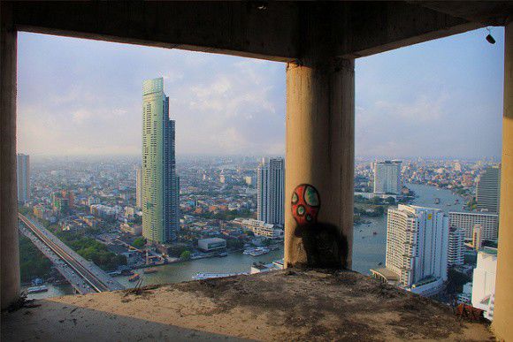 Tòa nhà Sathorn Unique nằm ở một trong những khu đất khá đông dân cư của thủ đô Bangkok