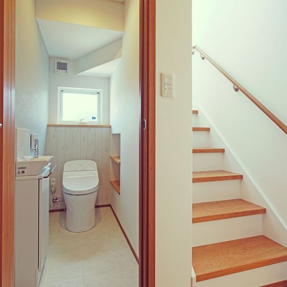 Nhà vệ sinh nhỏ nơi gầm cầu thang