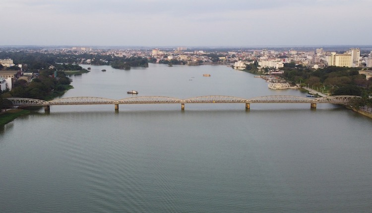 Cây cầu bắc qua sông Hương
