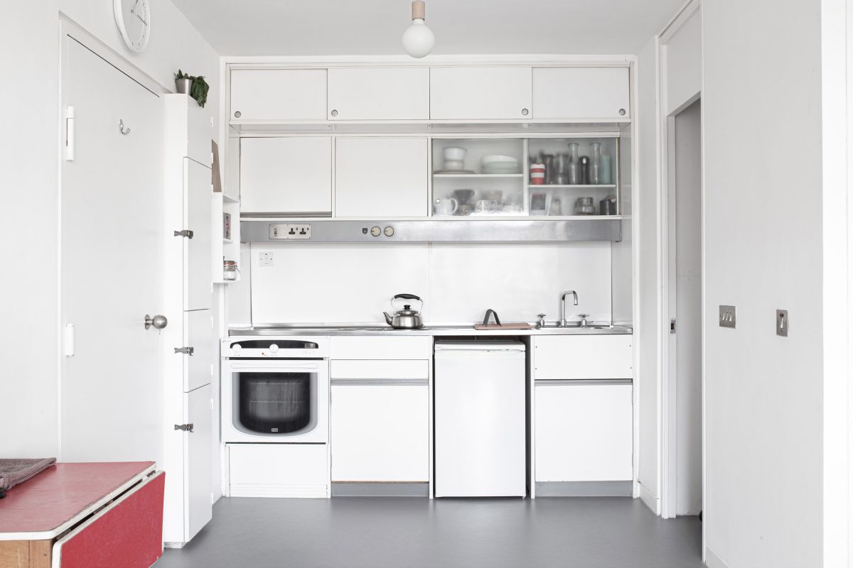 Khu bếp được tối giản với gam màu trắng chủ đạo, mang tới không gian tươi mới cho căn hộ