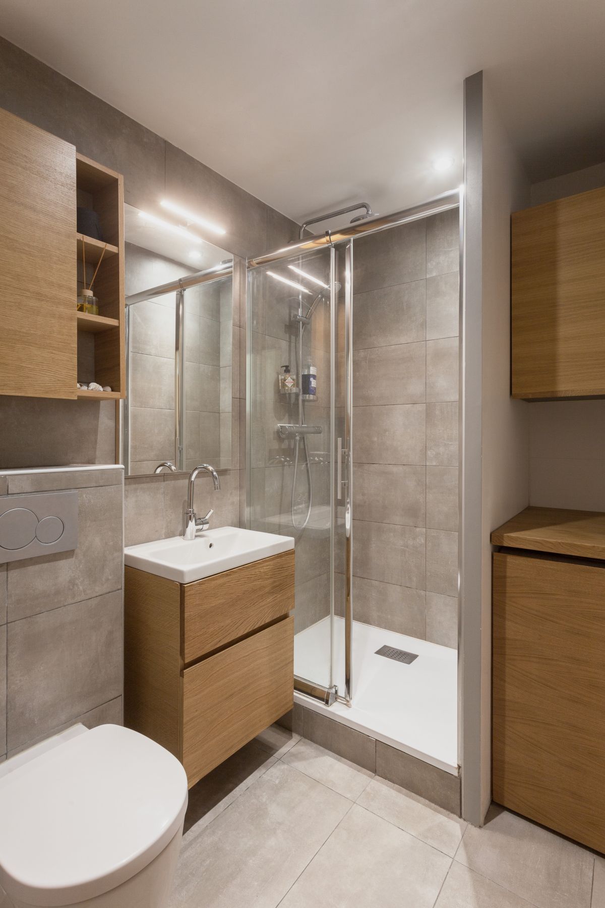 Phòng tắm với đầy đủ trang thiết bị hiện đại và vẫn sử dụng các gam màu chủ đạo như xám và nâu nhạt 