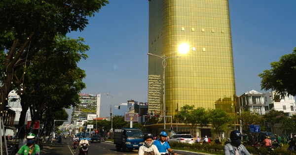  Tòa nhà "dát vàng" trái phép gây chói mắt cho người tham gia giao thông tại Đà Nẵng