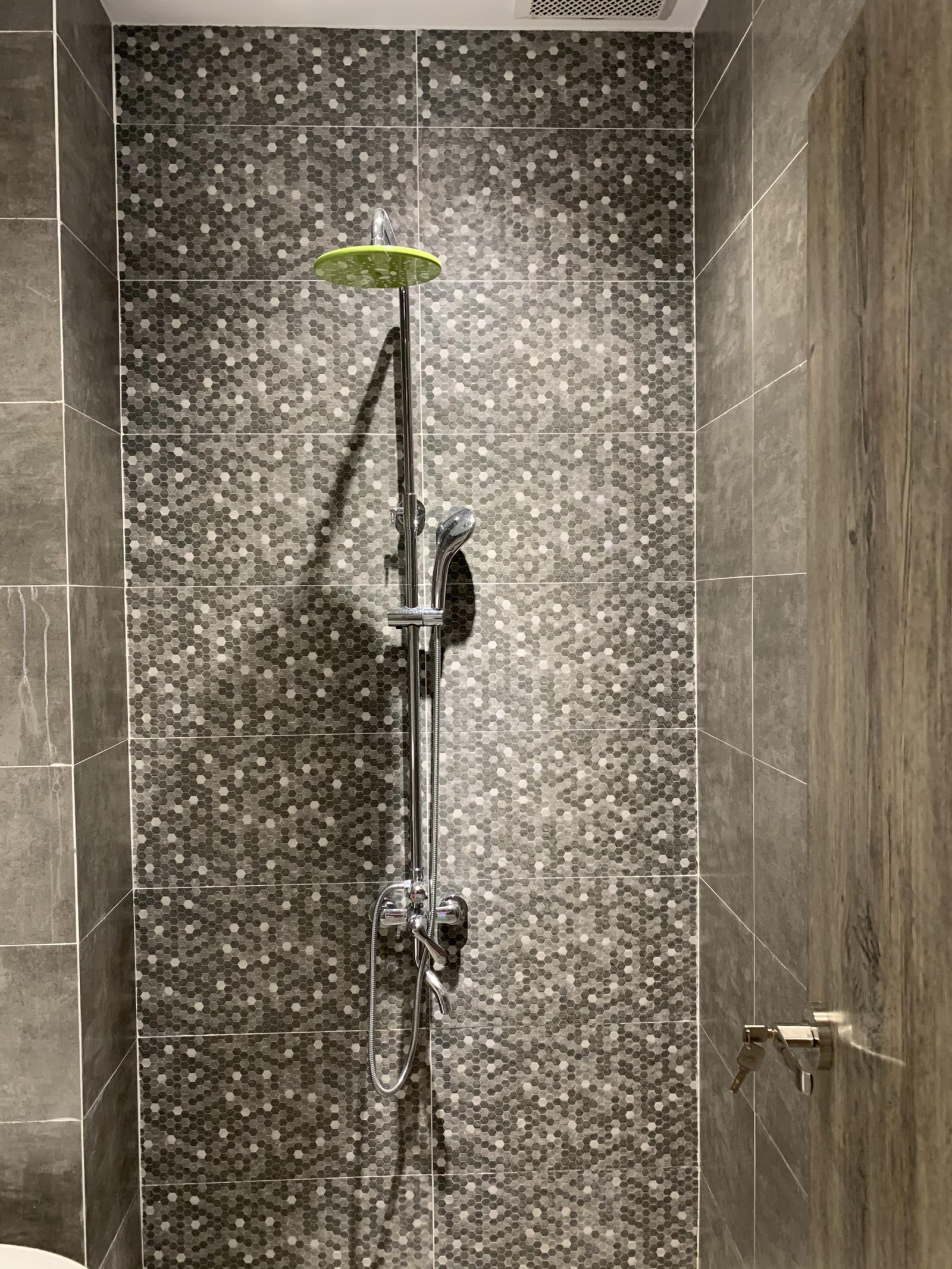 Phòng tắm vẫn toát lên vẻ sang trọng với điểm nhấn là khoảng tường mosaic đá tự nhiên