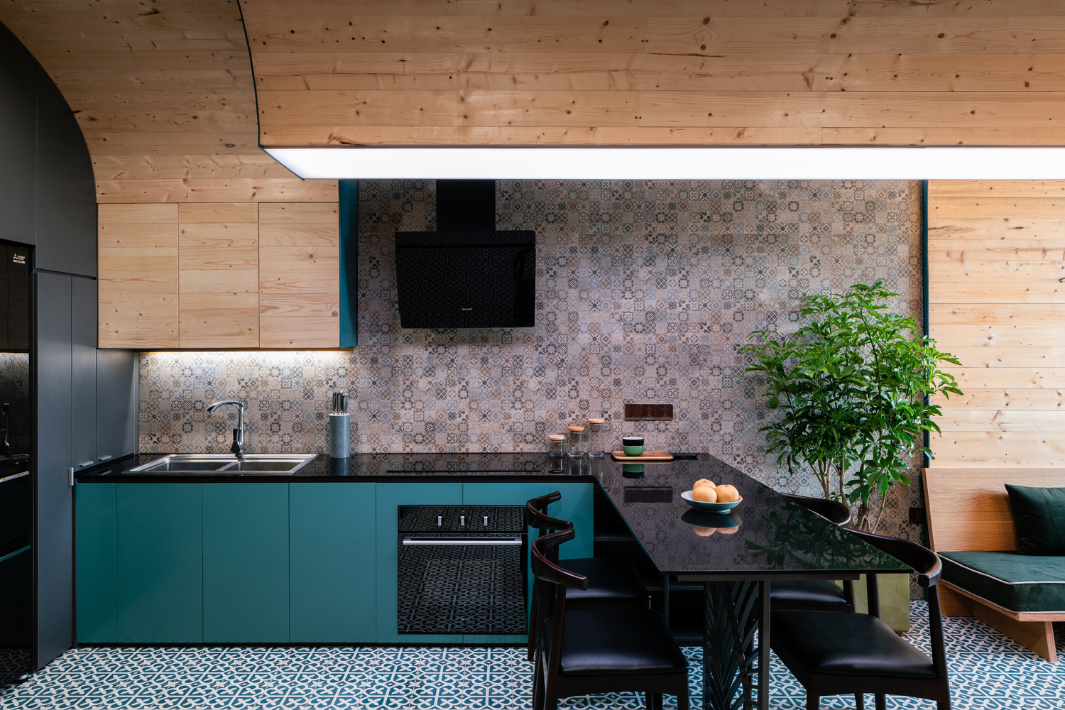 Sắc màu đen và xanh cổ vịt giúp khu bếp khoác lên mình vẻ sang trọng, hiện đại nhưng vẫn hòa hợp với bức tường gạch in hoa văn cổ điển