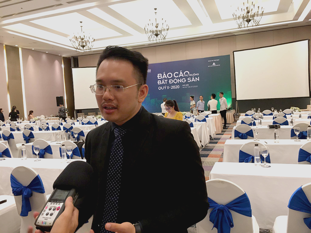 Phó Tổng Giám đốc Batdongsan.com.vn Nguyễn Quốc Anh trả lời báo chí tại buổi công bố báo cáo thị trường bất động sản quý 2/2020