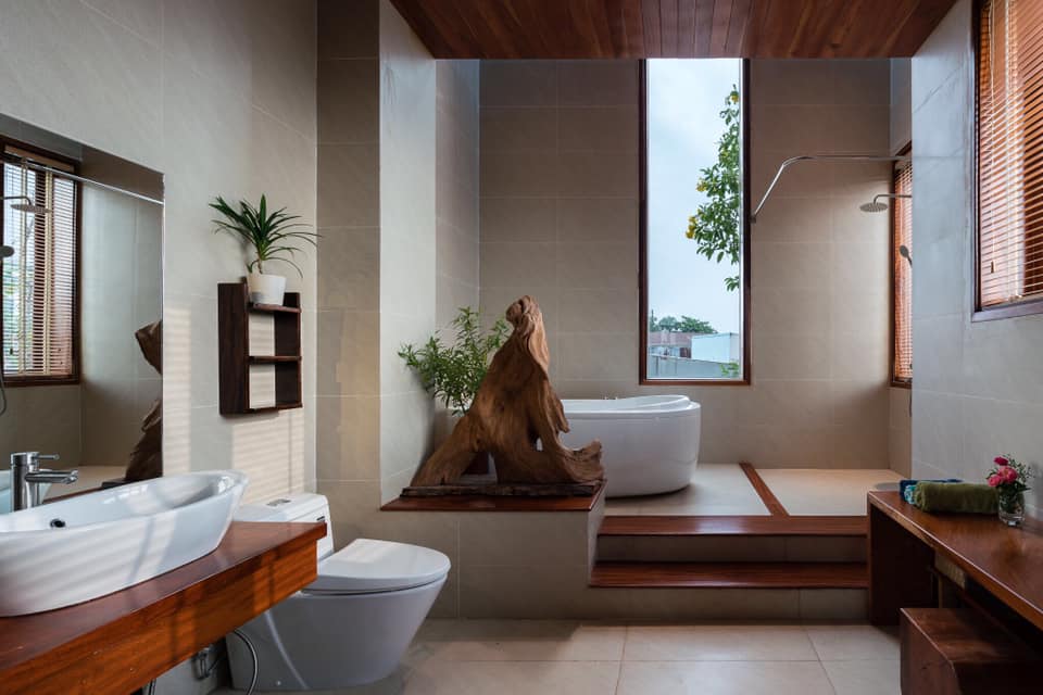 Không gian phòng tắm được nhấn nhá bởi các chi tiết ốp gỗ giúp toát lên vẻ sang trọng nhưng không kém phần tinh tế 