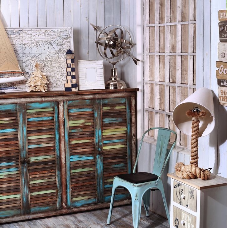 Sơn lại và sử dụng giấy nhám cho những món nội thất gỗ theo phong cách vintage sẽ mang tới sự mới mẻ một cách cổ điển cho căn phòng