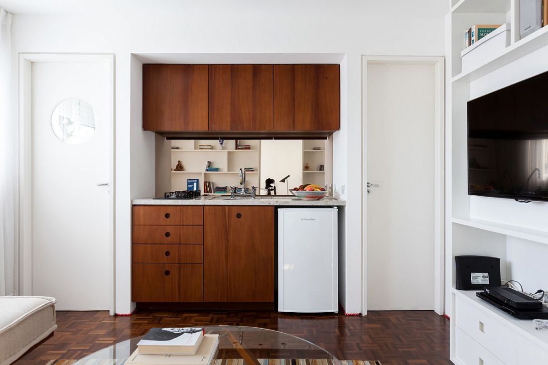 Diện tích dành cho khu bếp khá khiêm tốn nhưng vẫn có đủ tiện nghi, vật dụng cần thiết và quan trọng nhất là không bị tách rời ra khỏi bố cục chung của căn hộ 