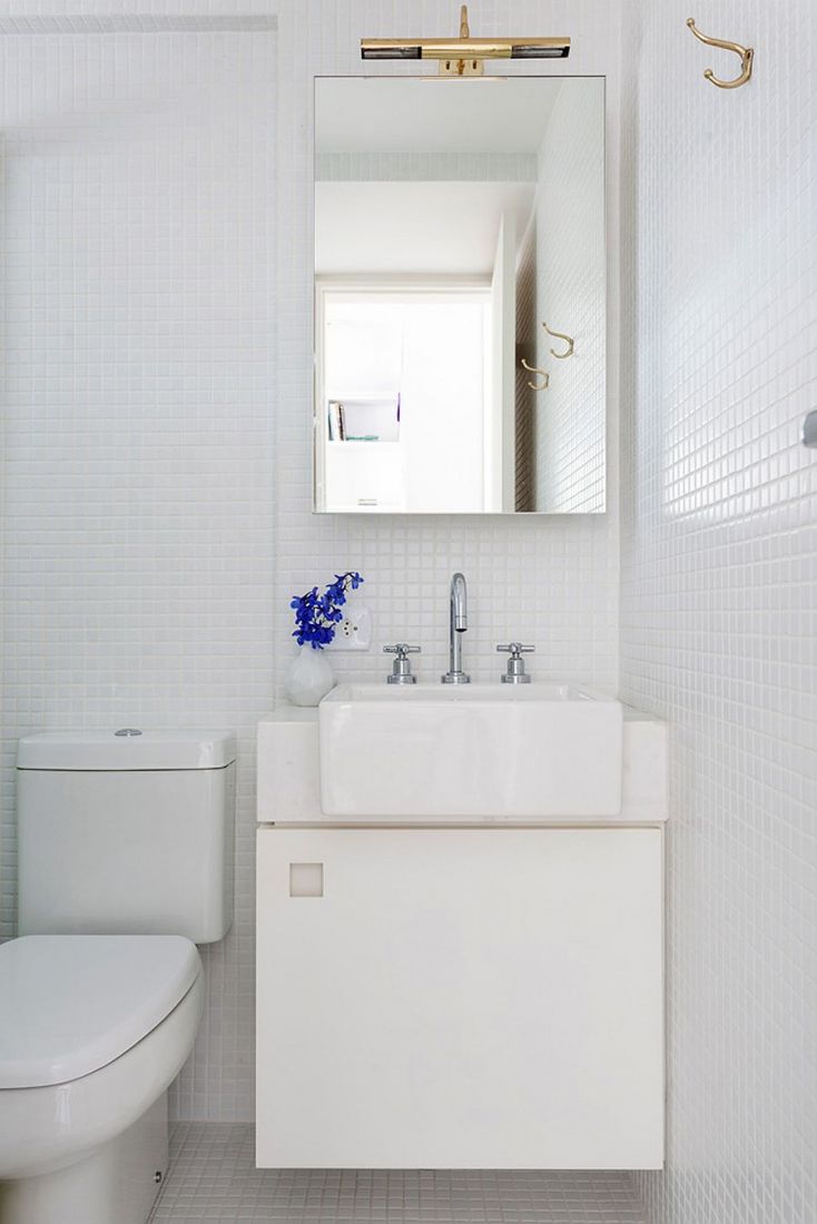 Phòng tắm tuy nhỏ nhưng luôn đủ ánh sáng và được "ăn gian" diện tích nhờ cách sử dụng màu sắc và nội thất khéo léo 