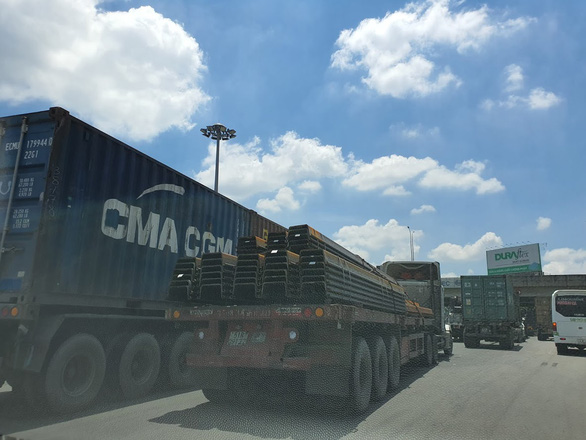 Do quá tải trên cao tốc nên tình trạng tắc đường thường xuyên xảy ra tại đoạn nút giao cao tốc TPHCM - Long Thành với QL 51