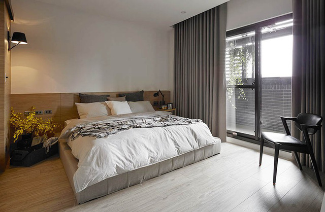 Phòng ngủ của hai vợ chồng được thiết kế theo phong cách tối giản nhưng vẫn đảm bảo tiêu chí ưu tiên là sự thoải mái với chiếc giường cỡ lớn cùng khung cửa lấy sáng, gió tự nhiên