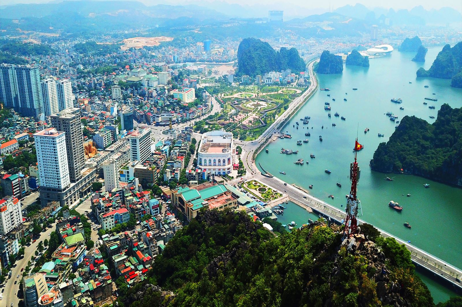 Một góc TP. Hạ Long, tỉnh Quảng Ninh nhìn từ trên cao