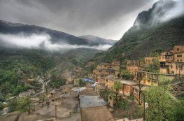 Ngắm ngôi làng cổ ẩn trong sương mờ ở Iran