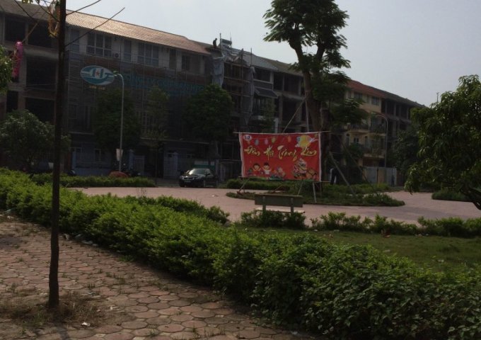 Cần bán gấp nhà vườn 5 khu Tổng Cục 5 Tân Triều, DT 106m2 sổ đỏ CC, giá: 5.5 tỷ. LH 0946.387.988