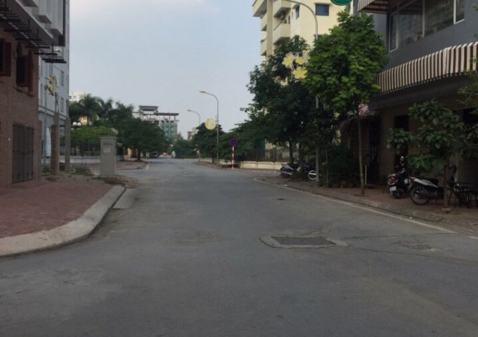 Cần bán gấp đất tái định cư Phú Diễn, vị trí trục chính kinh doanh mở văn phòng công ty, karaoke