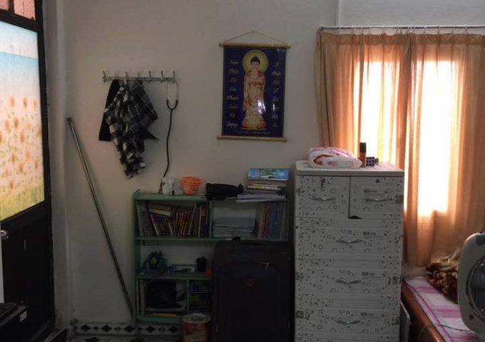 Bán nhà 3 tầng đường Làng Yên Phụ, 47m2, ô tô đỗ, cách phố 10m, giá 4.7 tỷ