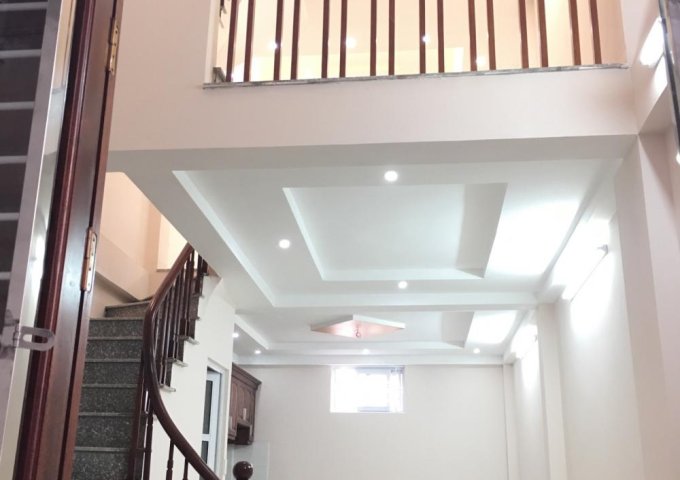 Bán nhà Triều Khúc ngõ thông ô tô đậu cách 10m, giá 2,4 tỷ 35m2 x 5 tầng, hỗ trợ vay NH 70%